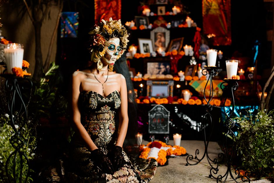 Ofrenda comunitaria armada por el estudio en su patio
